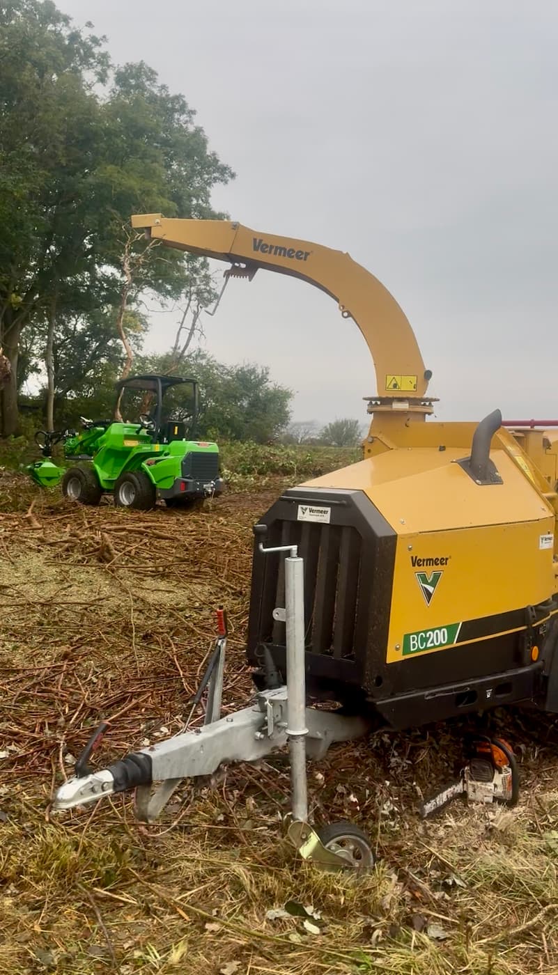 To maskiner til flishugning