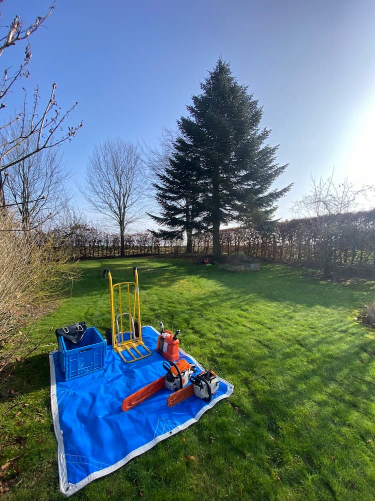 græsplæne med underlag og motorsav