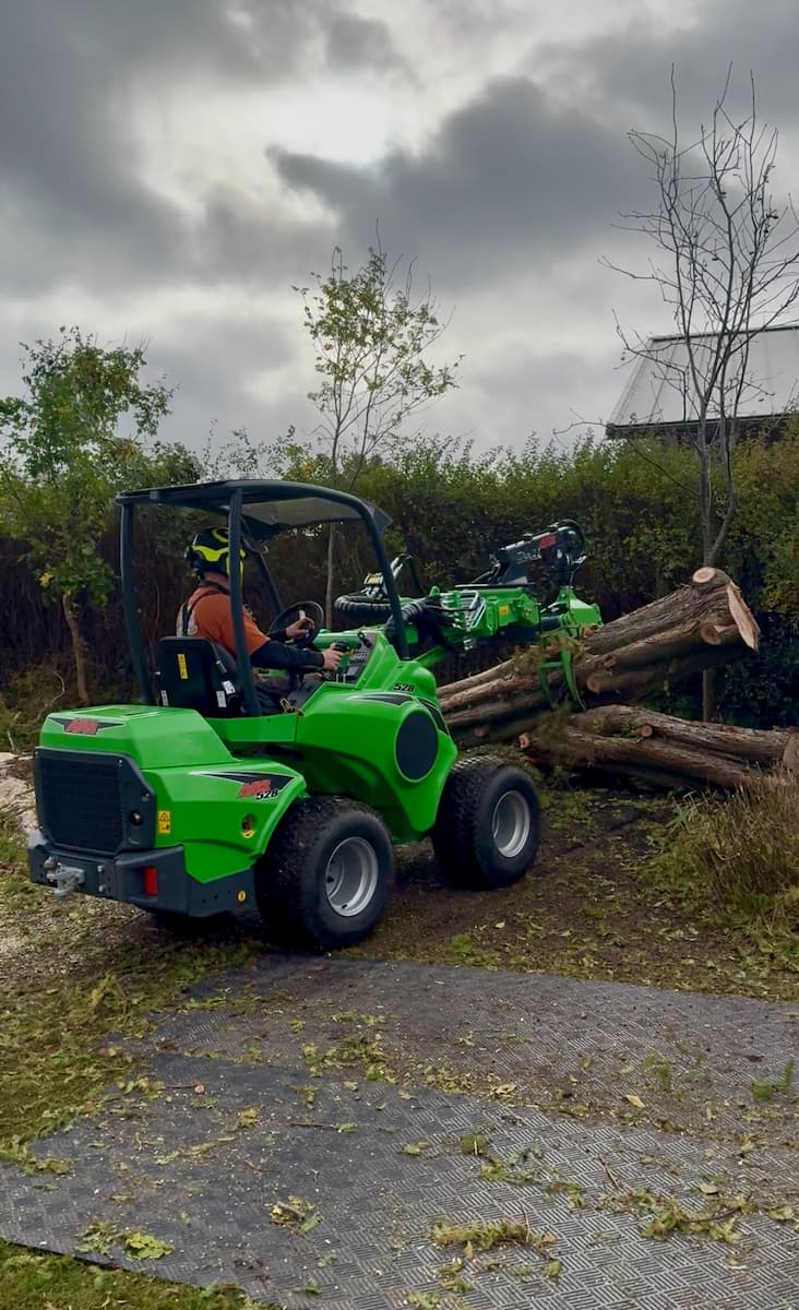 maskine med træstamme