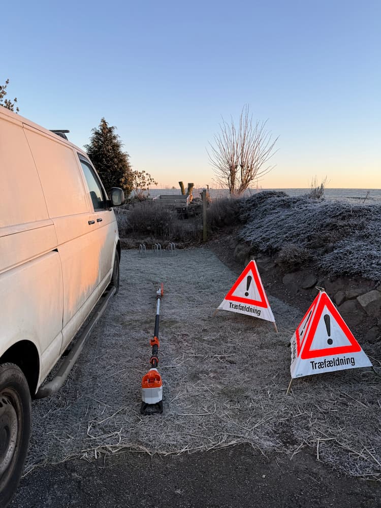 varevogn med to skilte i frostvejr